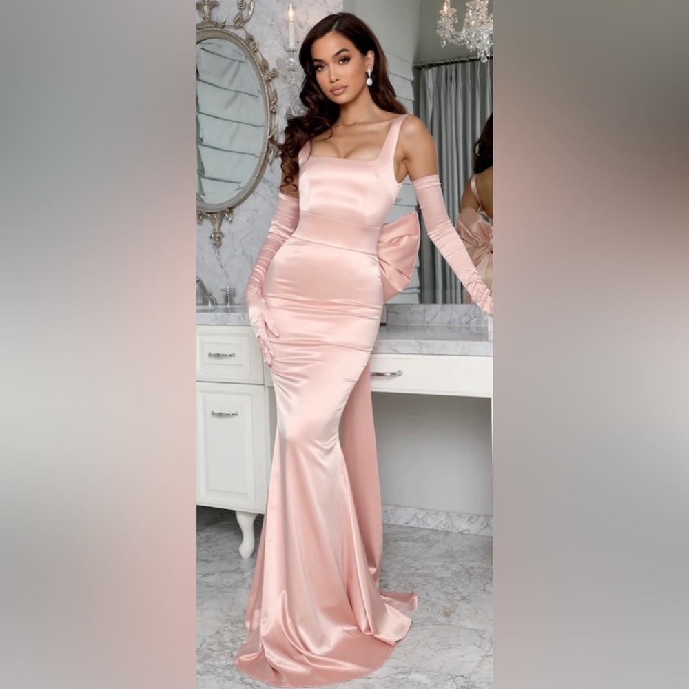 Angelina Oversized Bow Gown & Satin Gloves (Moda Glam)